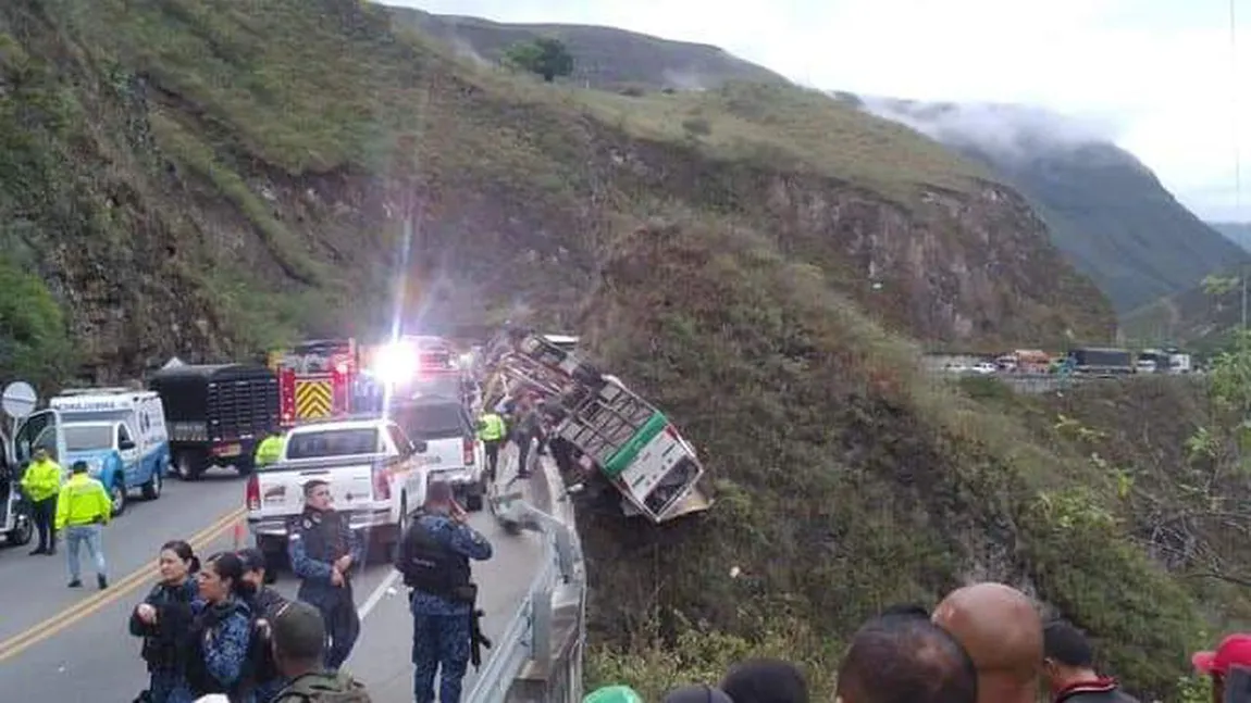 Accident cumplit, un autocar s-a răsturnat în prăpastie: 20 de morţi şi 15 răniţi grav VIDEO