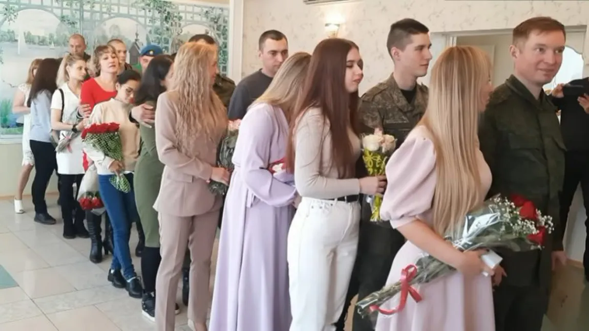 Rusia: Nuntă în grup. Tinerii recrutați se grăbesc să se însoare înainte de a merge pe front