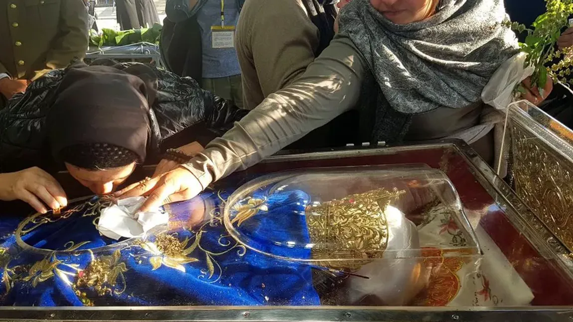 Minune dumnezeiască la racla Sfintei Cuvioase Parascheva. Ce i s-a întâmplat unei femei care a aşezat o monedă pe raclă