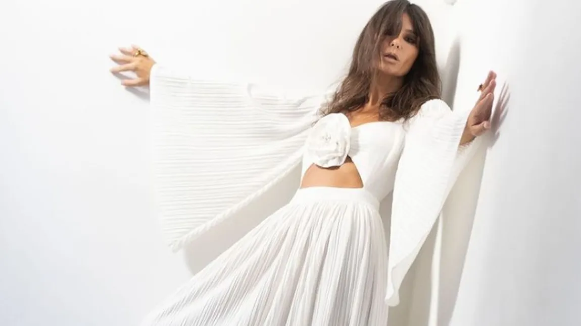 Dana Budeanu, apariţie spectaculoasă într-o rochie albă. Urmează să facă un anunţ creatoarea de modă?