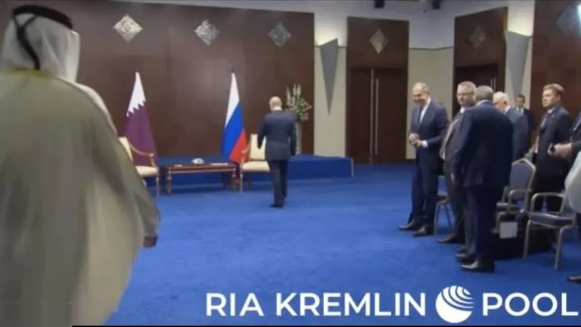 Vladimir Putin, umilința maximă la o întâlnire oficială. Președintele rus, lăsat să-l aștepte pe emirul Qatarului, surprins în timp ce dădea ture prin încăpere. VIDEO