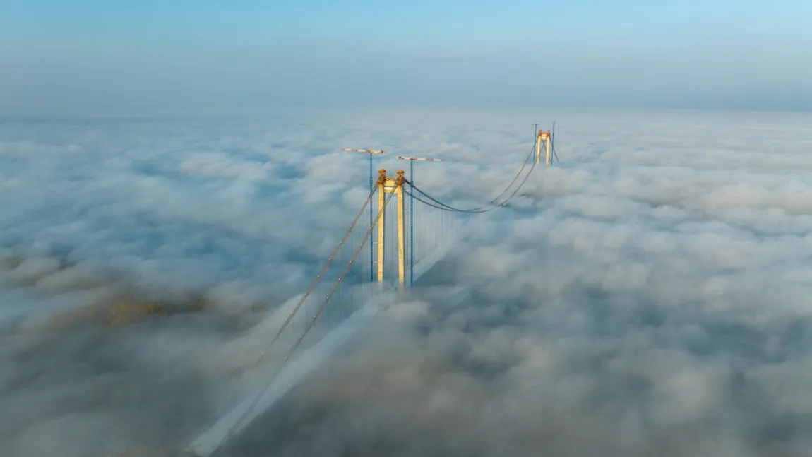 FOTO: Podul de la Brăila a fost surprins în imagini spectaculoase. Nori de aburi au învelit Dunărea