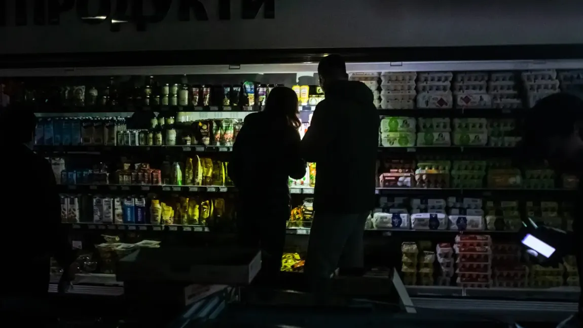 Imaginile dezastrului! Ucrainenii își fac cumpărăturile la supermarket pe întuneric! S-au deschis centre publice de 