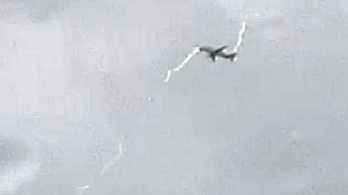 VIDEO Momentul terifiant când fulgerul loveşte în zbor un avion Airbus Beluga, cea mai mare aeronavă comercială din lume