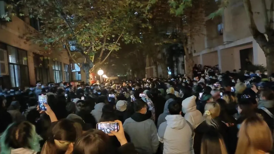 Revoluția se extinde în China! Proteste de amploare în marile orașe față de restricțiile draconice anti-COVID VIDEO