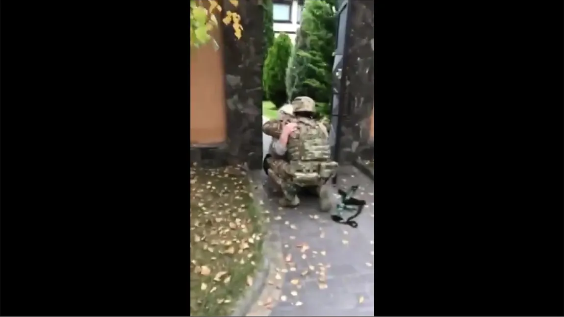 Moment emoționant în Herson. Un soldat ucrainean îşi reîntâlneşte bunica după ce soldaţii ruşi s-au retras din oraș - VIDEO