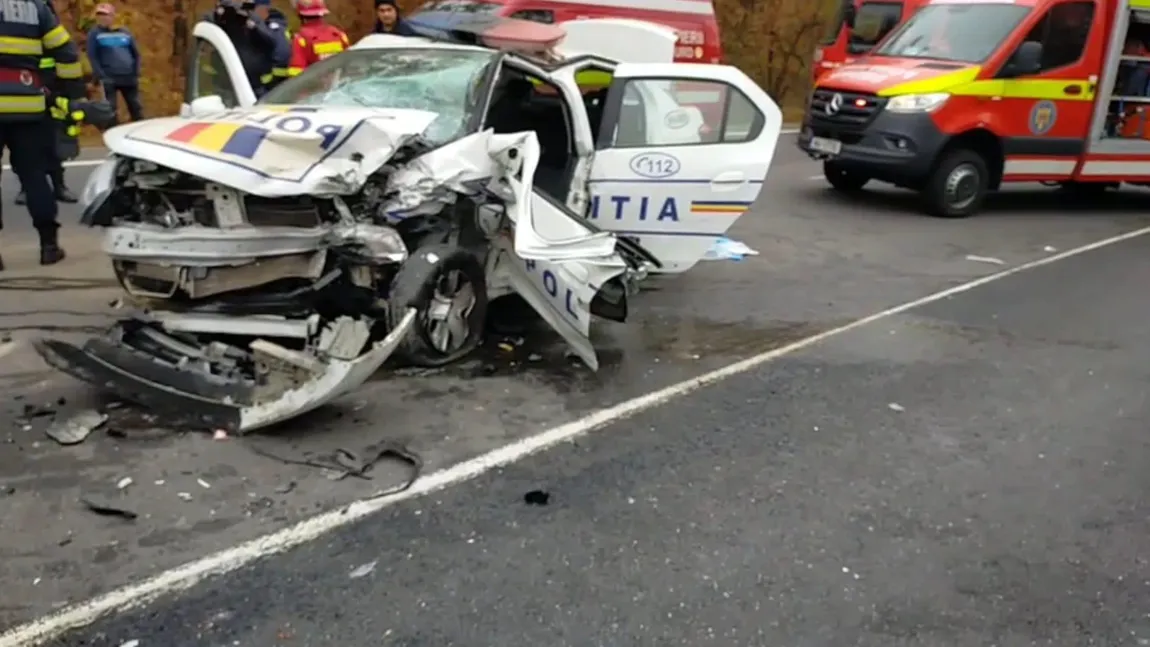 Maşină de Poliţie distrusă după un impact frontal cu alt autoturism. Un poliţist este în stare gravă