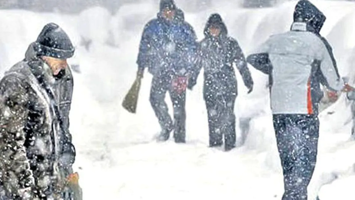 Ciclon polar peste România. Ninsorile se extind, temperaturile scot paltonul şi mănuşile din şifonier