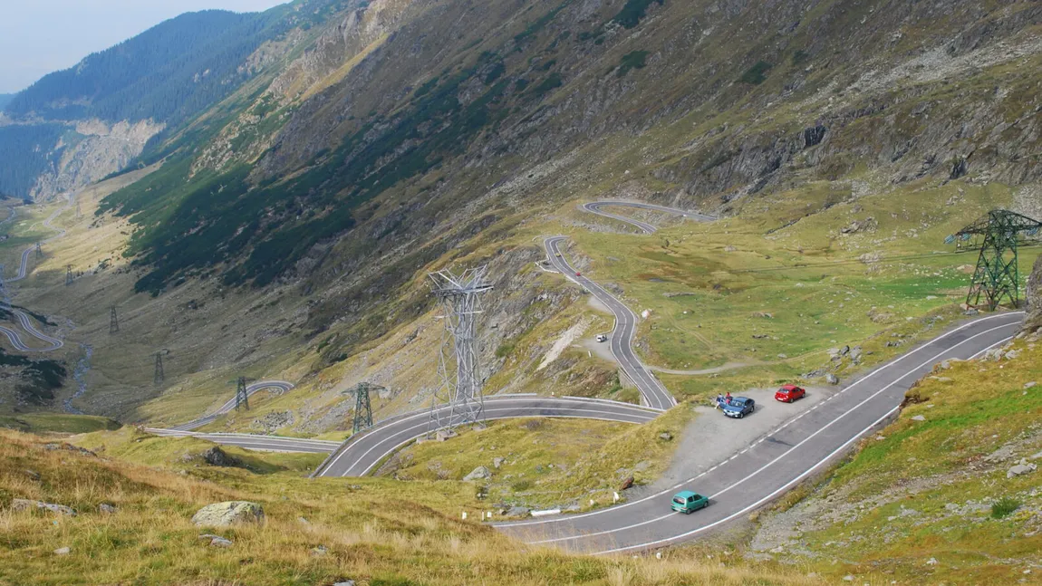 Reguli noi pentru circulația pe Transalpina și Transfăgărășan. Cât timp vor mai rămâne deschise drumurile spectaculoase