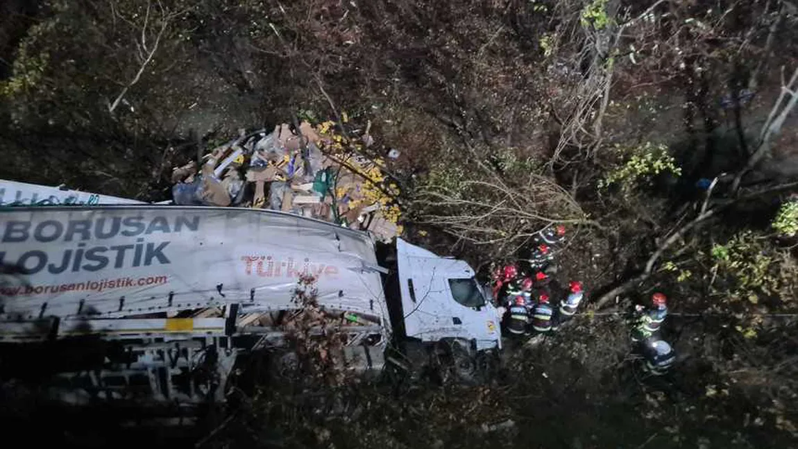 Accident teribil la Porţile de Fier, un TIR a căzut în prăpastie VIDEO