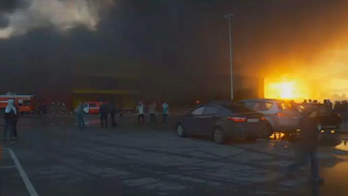 Incendiu violent la Moscova. Un mall a fost cuprins de flăcări, după mai multe explozii VIDEO