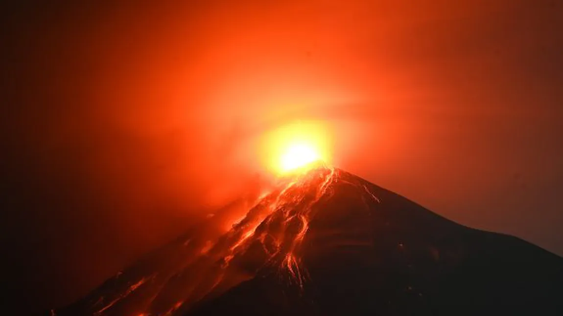 Vulcanul Fuego din Guatemala a erupt. Principalul aeroport din țară a fost închis