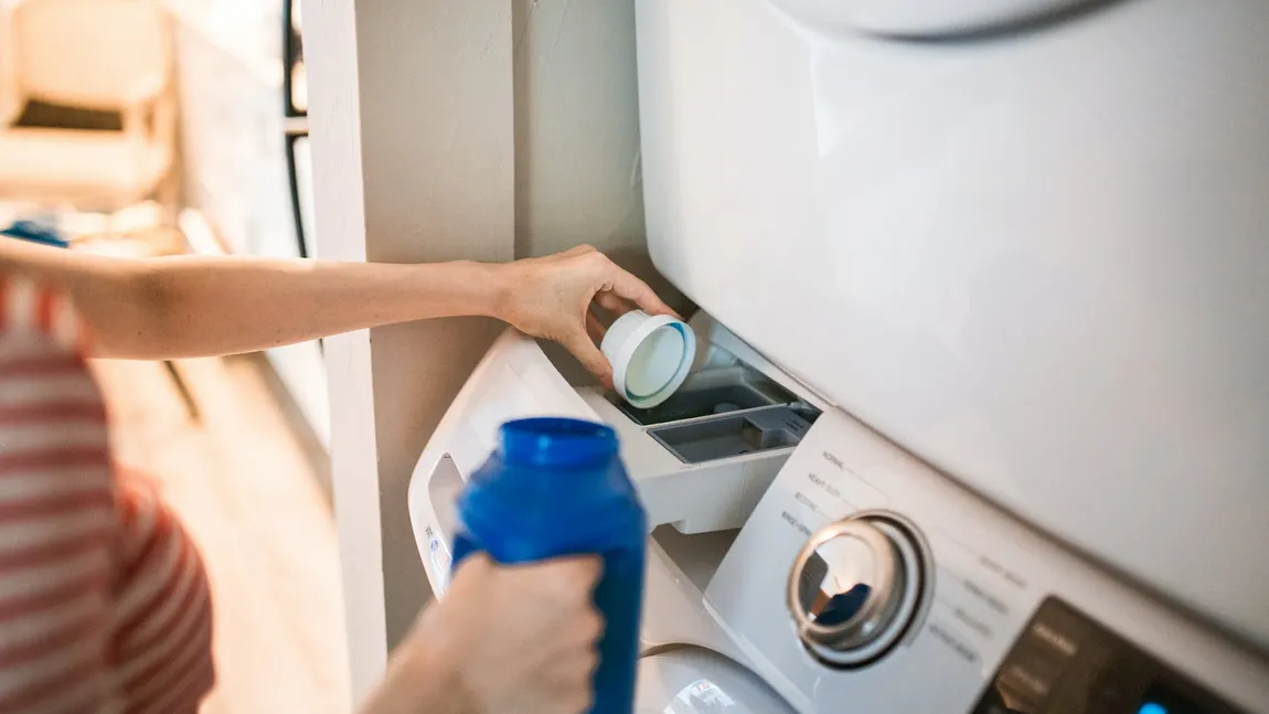 Trucul prin care poţi curăţa eficient maşina de spălat. Rufele tale vor fi mult mai curate