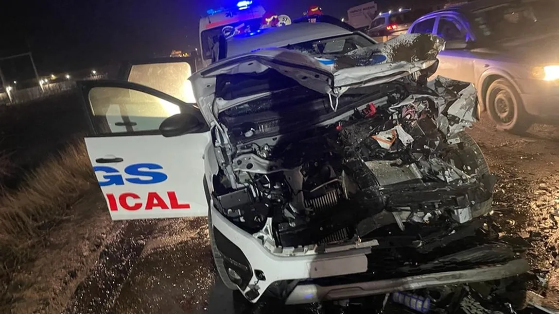 Accident grav în județul Iași! O ambulanță care transporta pacienţi la dializă a intrat într-o maşină de gunoi