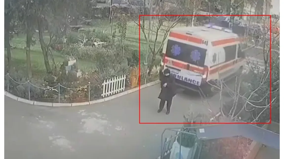 VIDEO Bătrână lovită de ambulanţă. Şoferul mergea cu spatele şi nu s-a asigurat IMAGINI şocante