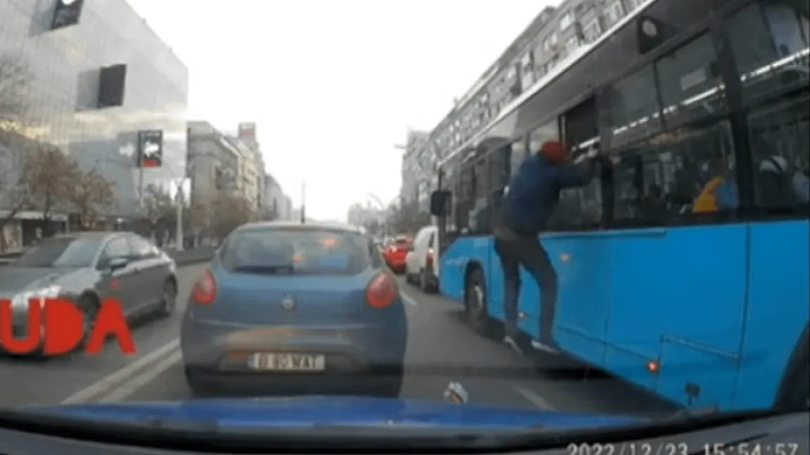 VIDEO Momentul amuzant când un tânăr sare pe geamul unui autobuz STB. Nu se ştie dacă fugea de controlori sau se plictisise în aglomeraţie