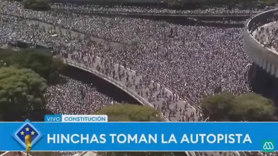 FOTO + VIDEO: Haos total în Argentina. Suporterii fanatici au ocupat autostrada. Messi, blocat în autocar. Milioane de oameni au ieșit pentru a celebra succesul de la Mondialul din Qatar
