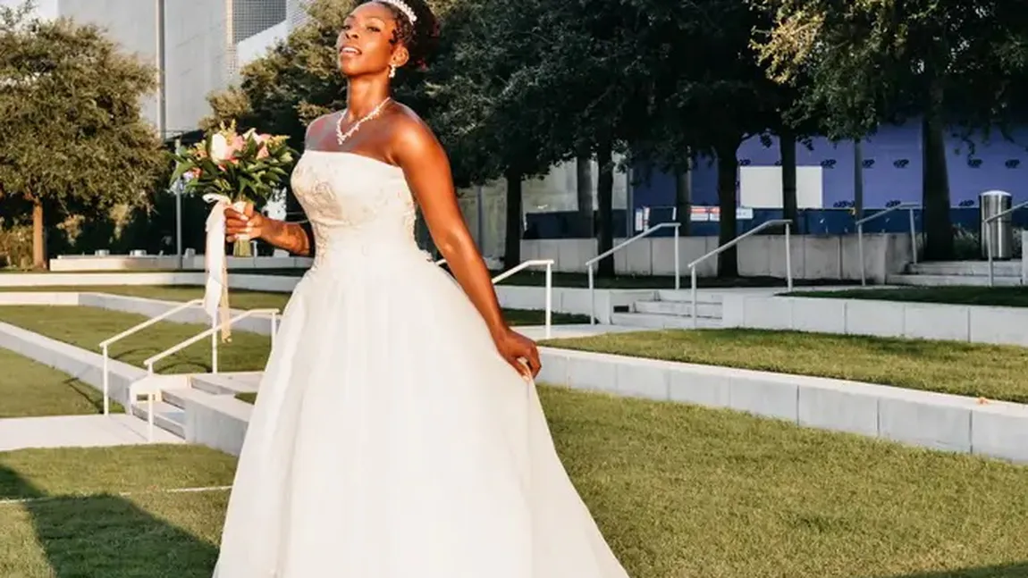 O femeie și-a luat rochie de mireasă și s-a căsătorit cu ea însăși: 