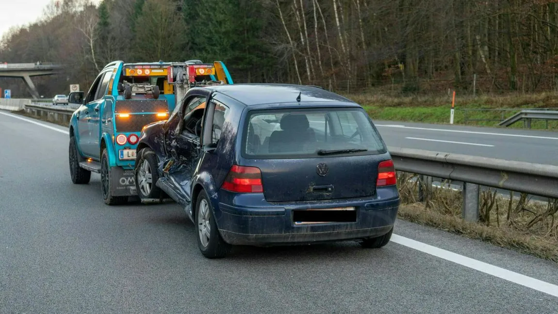 Un adolescent român a făcut prăpăd pe o şosea din Austria. A furat maşina unui poliţist, a rănit trei persoane, a atacat un agent şi a distrus trei autoturisme