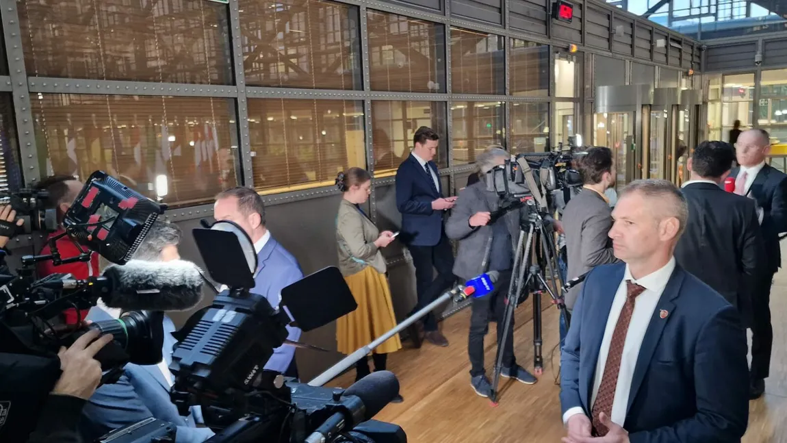 Jurnaliștii români, ținuți la distanță de gărzile de corp în timp ce ministrul austriac de Interne făcea declarații. CNA: Un gest care nu are nicio legătură cu valorile democratice, nefiind în concordanță cu ceea ce înseamnă libertatea presei