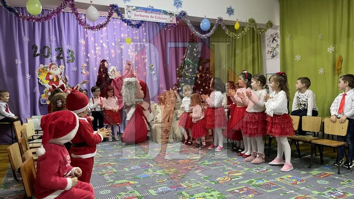 Moș Crăciun a ajuns în județul Iași! Sute de copii l-au așteptat, îmbrățișat și i-au cântat colinde