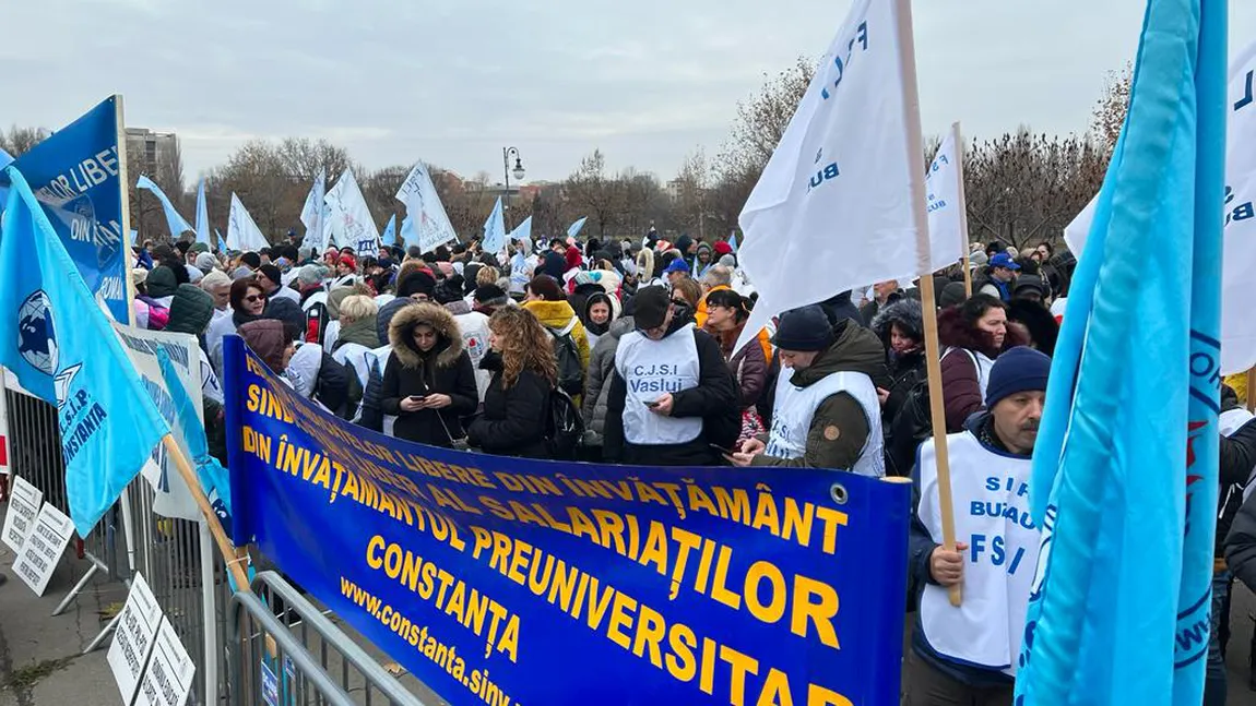 Sute de angajați din Educație protestează în fața Parlamentului. Oamenii cer salarii mai mari: 