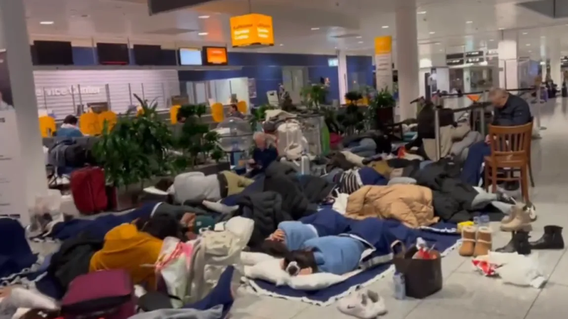 Haos pe aeroporturile din Germania! Sute de români nu pot reveni în țară din cauza ninsorilor puternice