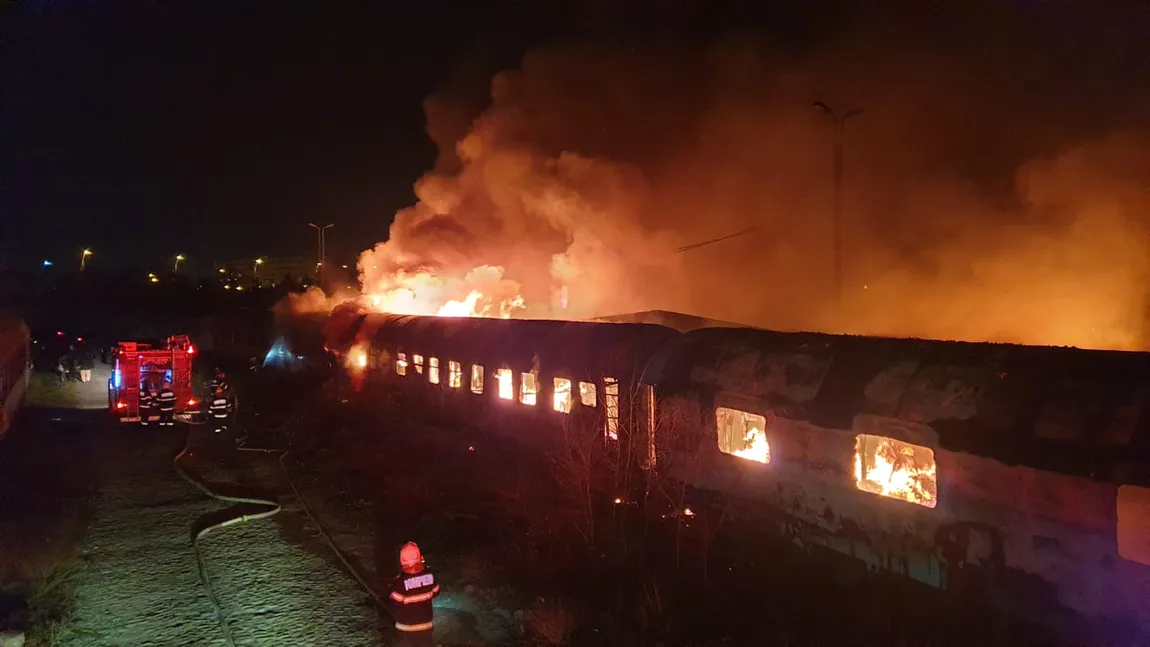 Incendiu în Giuleşti. Ard mai multe vagoane ale unor trenuri în  - VIDEO