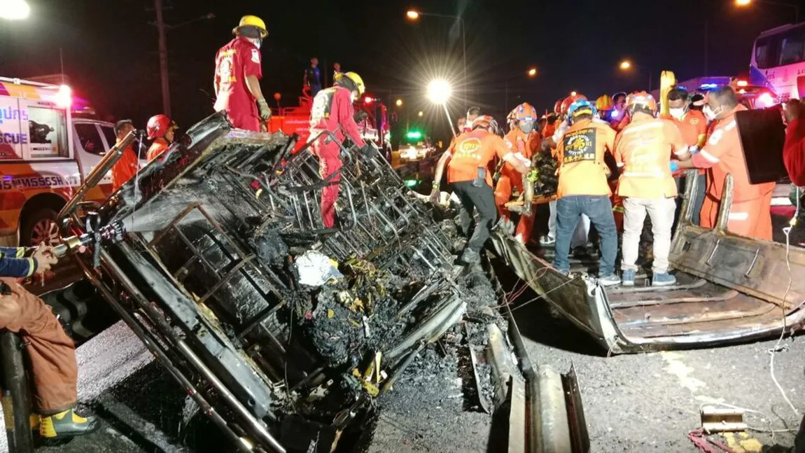 Accident teribil, 11 persoane au murit. Flăcările au cuprins vehiculul în mai puţin de 30 de secunde. Singurul supravieţuitor, un student care a spart geamul microbuzului