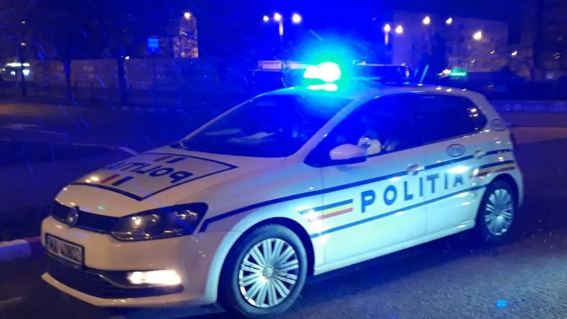 Mașina de poliție furată de sub nasul agenților. Un scandalagiu a plecat cu autospeciala în timp ce polițiștii încercau să aplaneze o ceartă pe Facebook