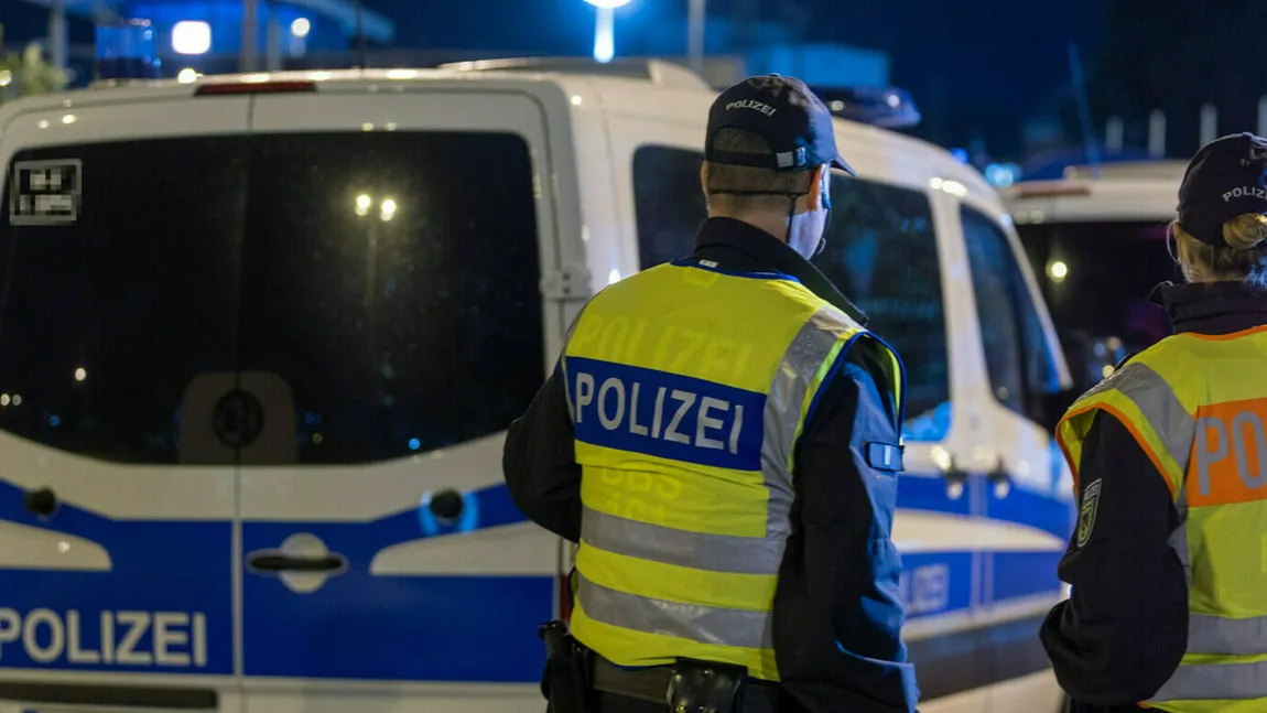 Doi șoferi români de autocar opriți pe o autostradă din Germania, obligați de polițiști să se culce