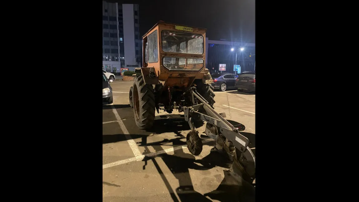 Doi tineri beți au venit cu tractorul cu plug la mall. După ce au parcat au mers la restaurant să mănânce, apoi la păcănele