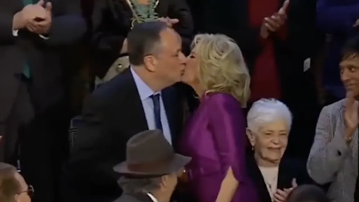 VIDEO VIRAL Moment bizar în timpul discursului preşedintelui SUA. Jill Biden l-a sărutat pe buze pe soţul vicepreşedintei Kamala Harris