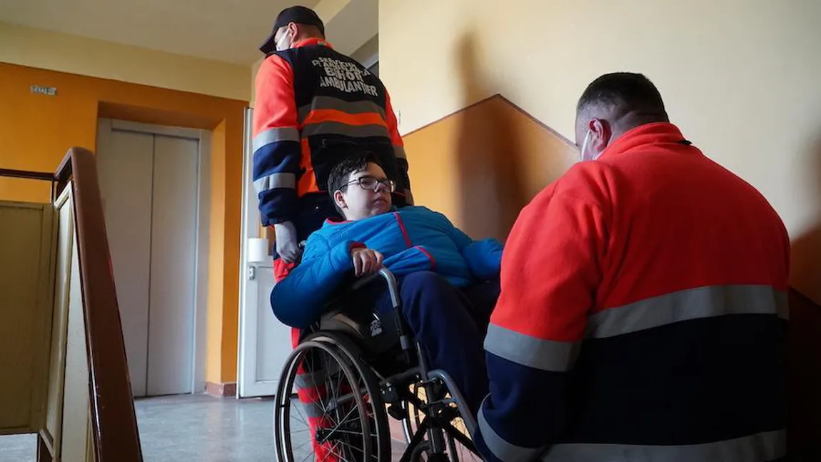 Scene halucinante în Oradea: Ambulanţierii l-au urcat 7 etaje pe un elev imobilizat în cărucior după ce liftul a fost deconectat de la curent