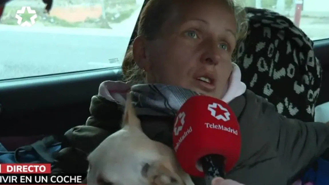 O româncă din Spania locuieşte cu doi câini în maşină, după ce a fost evacuată: 
