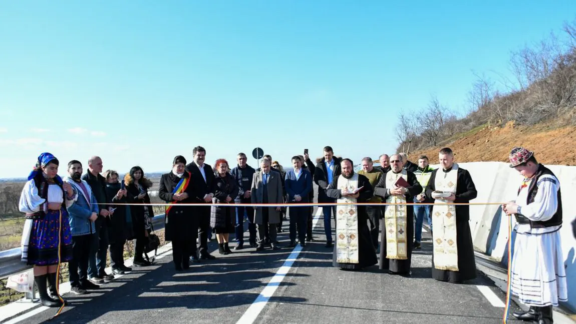 La Satu Mare, au inaugurat un drum închis cu alai de preoţi şi tăiat de panglică