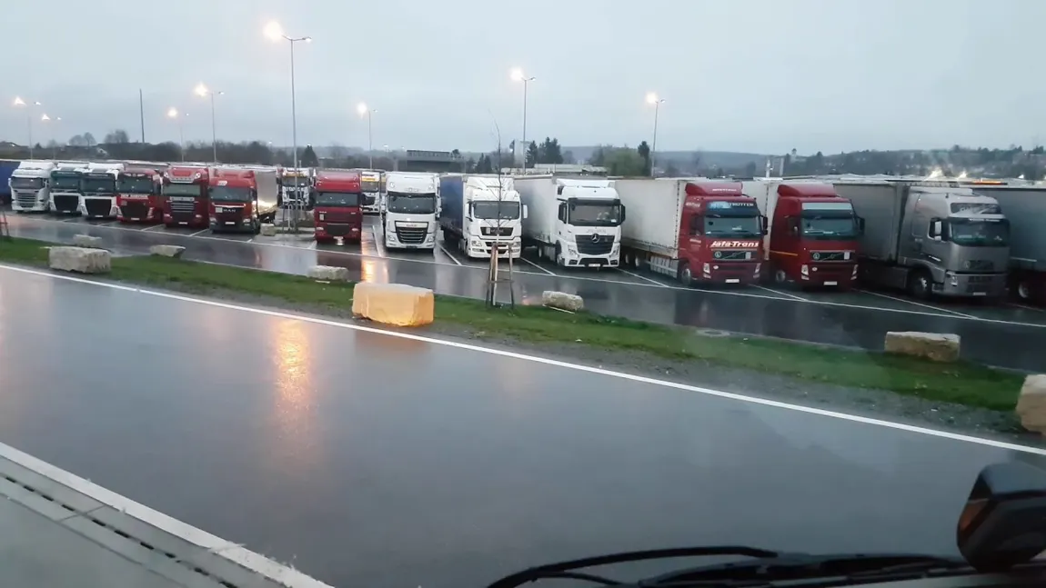 Şofer de TIR român prins de un conaţional în timp ce încerca să-i fure motorina din rezervor într-o parcare din Anglia VIDEO