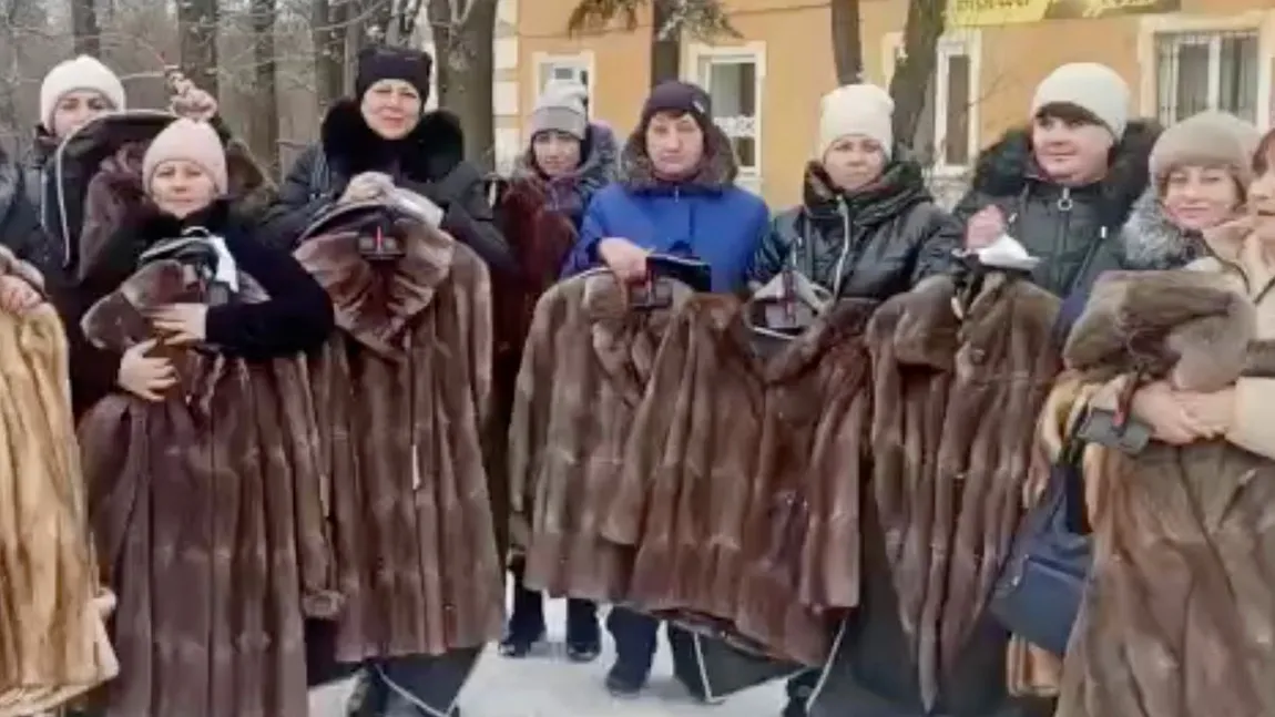Văduvele soldaţilor ruşi morţi în război primesc ca ajutoare haine de blană: 