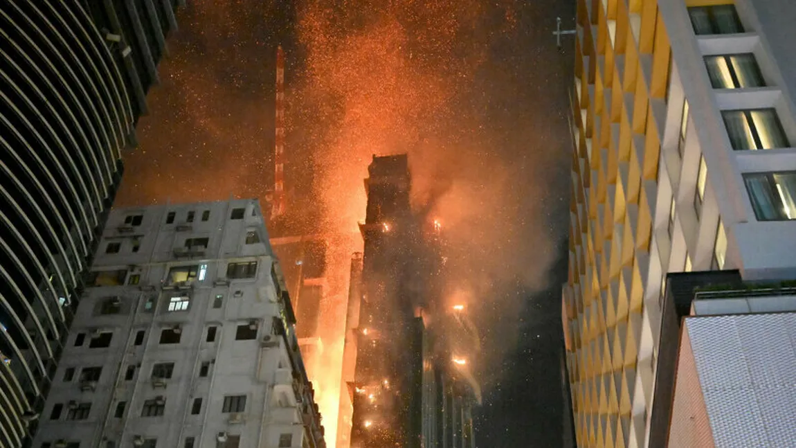 Un zgârie-nori din Hong Kong a luat foc. Imagini de la focul care a cuprins clădirea de 42 de etaje VIDEO