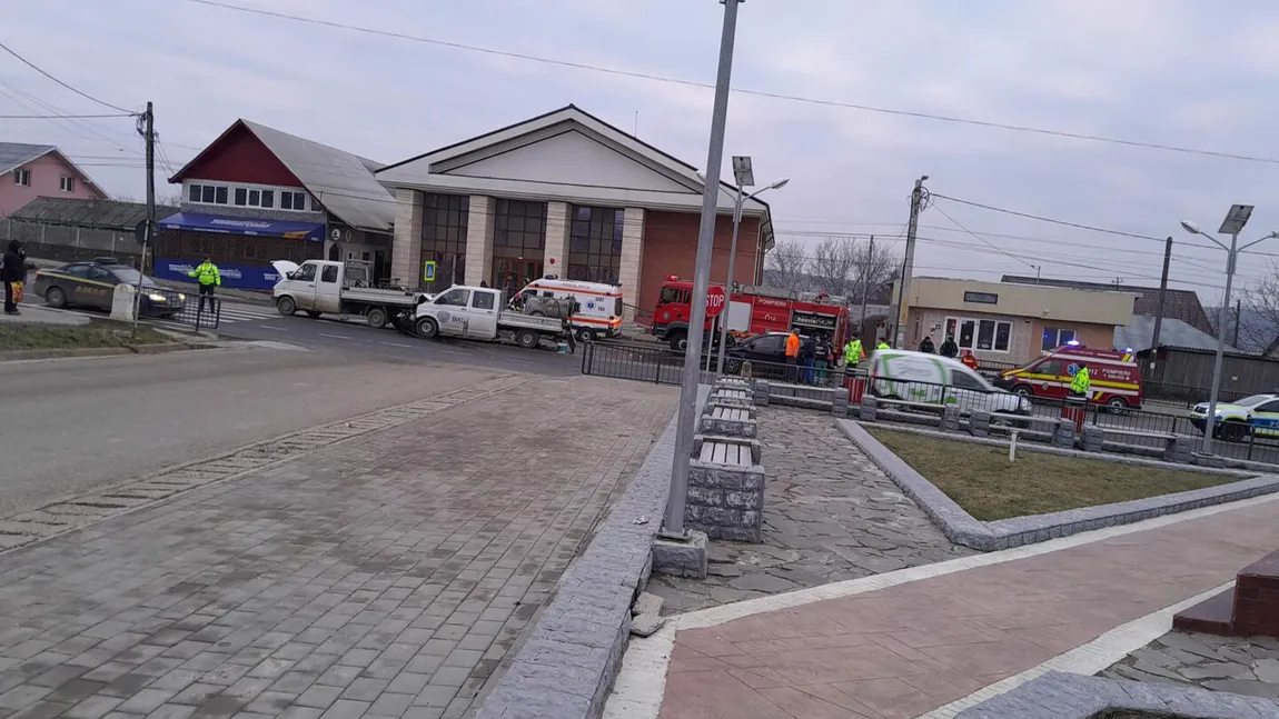 Accident grav în Iași între două autoutilitare și o mașină. 14 persoane au fost implicate