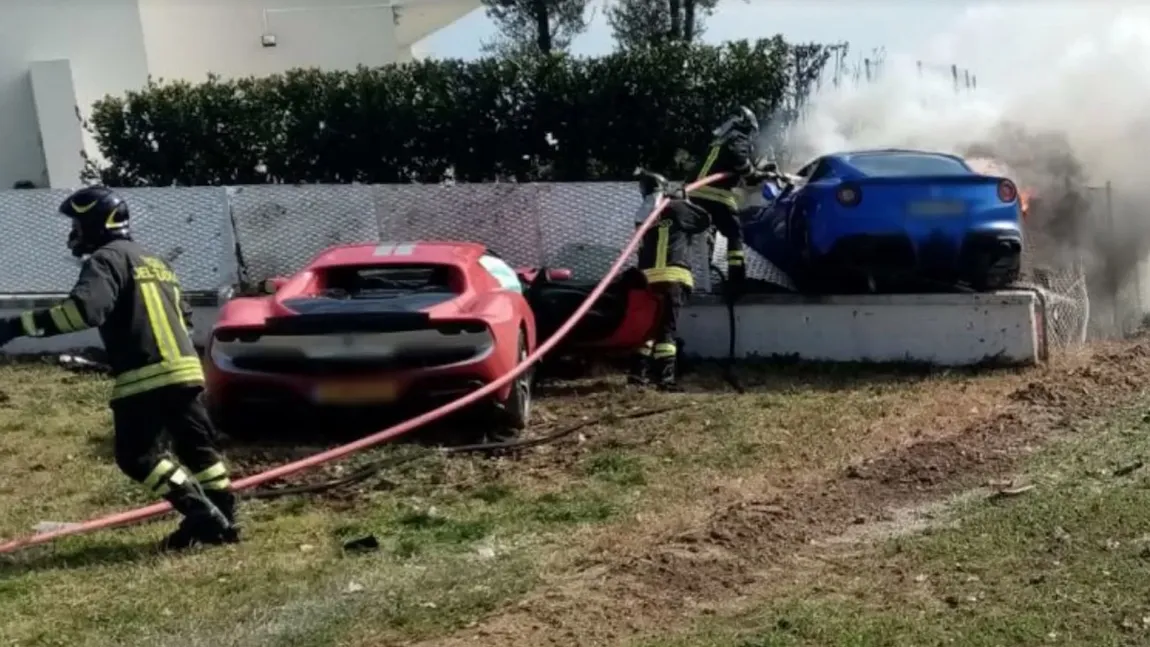 Două Ferrari, făcute praf după ce au lovit, în acelaşi timp, gardul unei case. Unul dintre bolizi a luat foc VIDEO