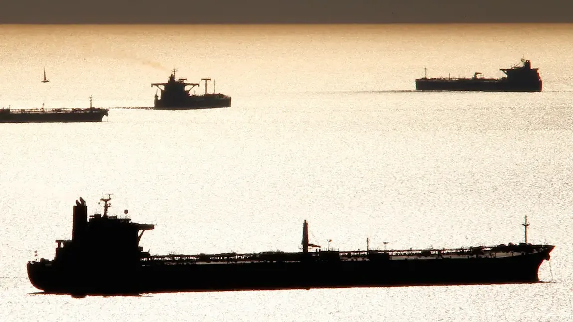 INVESTIGAŢIE Cine controlează flota de nave care transportă în continuare cantităţi record de petrol rusesc, în ciuda sancţiunilor