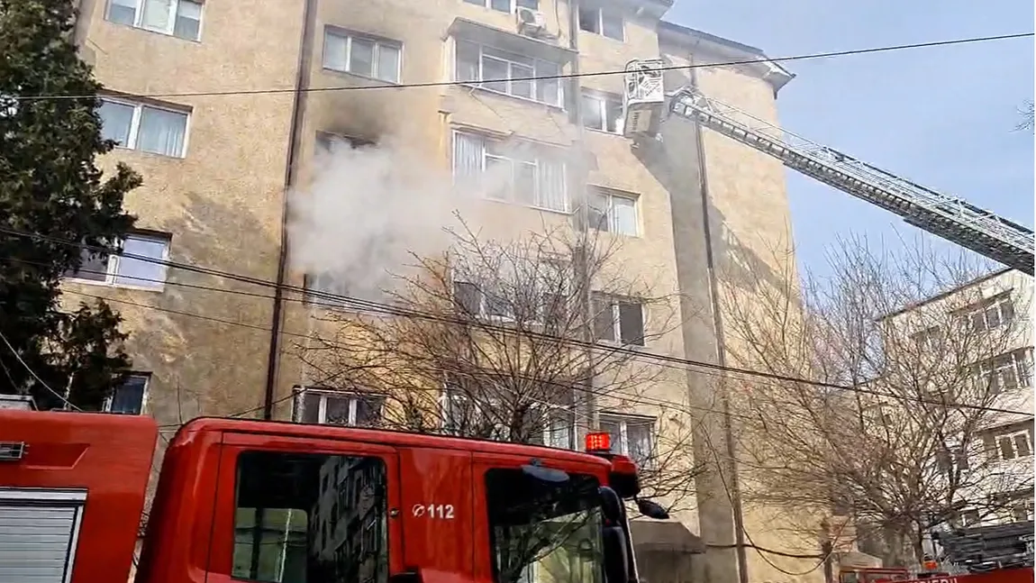 Incendiu într-un bloc din Constanţa. Locatarii au fost evacuaţi pe geam pe scară de pompieri / VIDEO