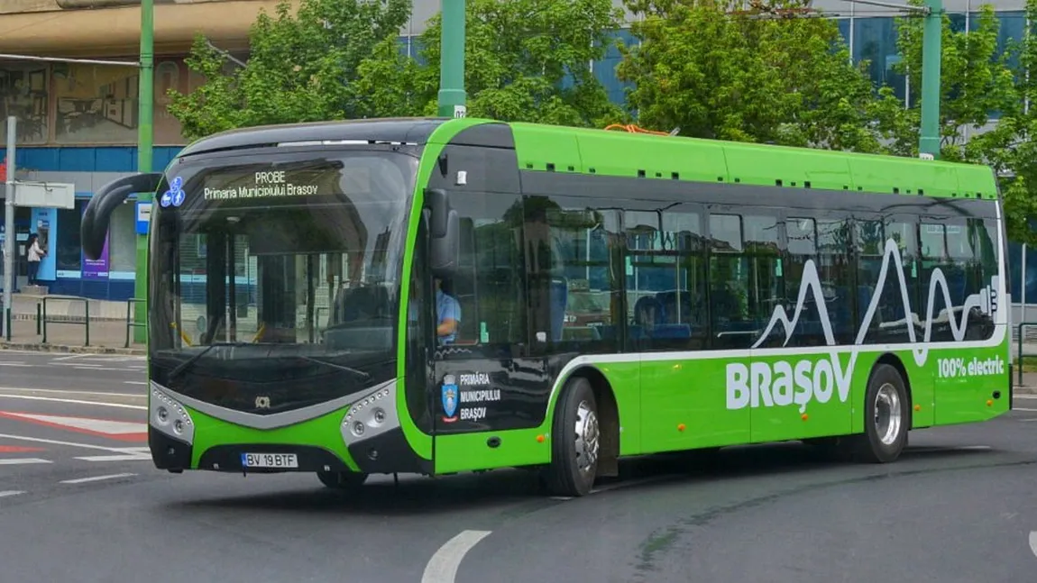Moment absurd surprins într-un autobuz din Brașov. O turistă străină a fost „luată pe sus” de controlori