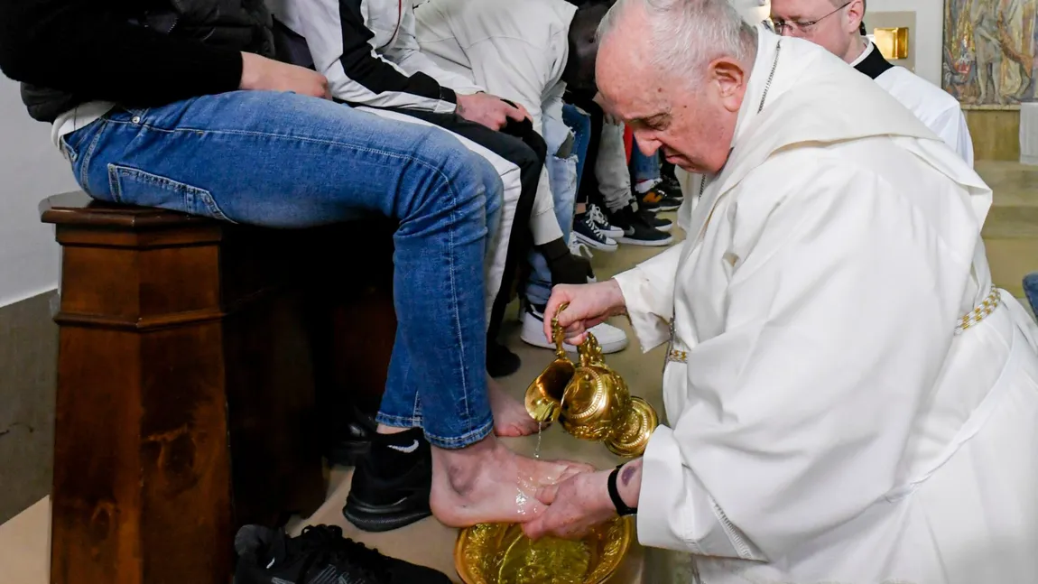 Papa Francisc a spălat picioarele a 12 deținuţi în Joia Mare. Printre ei, şi un român VIDEO