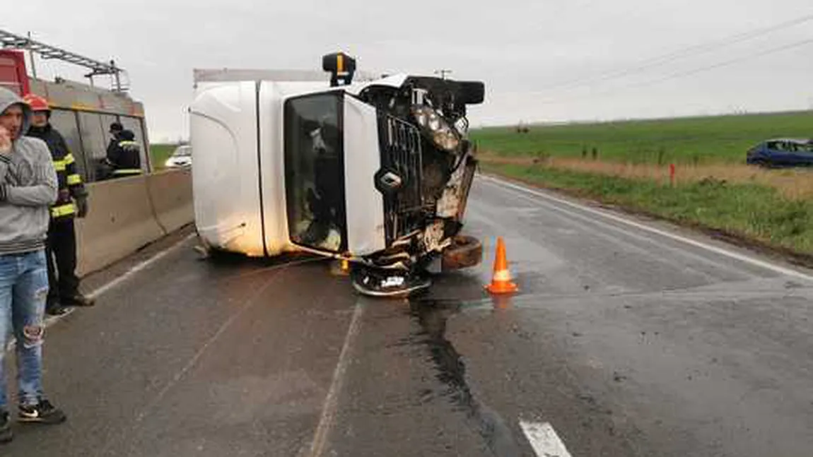 Trafic rutier blocat pe DN1 după ce o camionetă cu electronice s-a răsturnat pe șosea