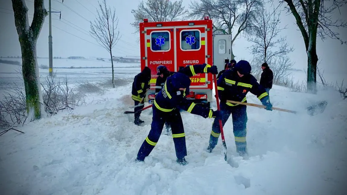 Cursurile şcolare suspendate în două judeţe din cauza ninsorilor. Se ia în calcul începerea vacanţei de Paşti începând de joi