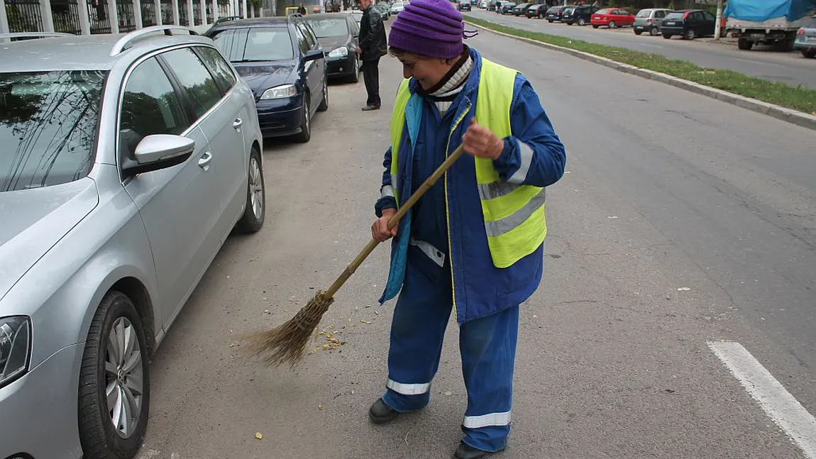 Cât mai câștigă un măturător de stradă în România. Salariile în domeniul salubrității în 2023