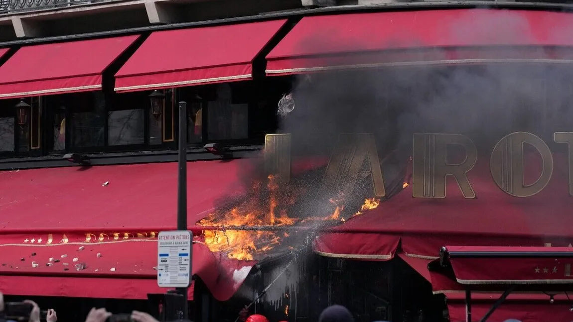 Violențele escaladează în Paris. Protestatarii au incendiat restaurantul La Rotonde, frecventat de Emmanuel Macron