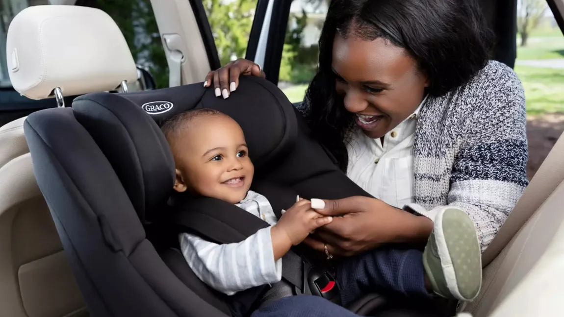 Siguranța copilului în mașină: Importanța folosirii scaunului auto cu spatele la direcția de mers